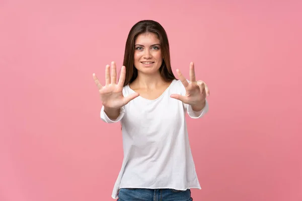 Junge Frau Vor Isoliertem Rosa Hintergrund Die Mit Den Fingern — Stockfoto