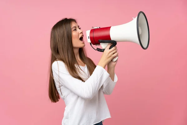 Jovem Mulher Sobre Fundo Rosa Isolado Gritando Através Megafone — Fotografia de Stock