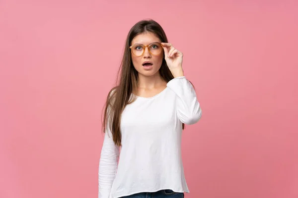 Młoda Kobieta Odizolowanym Tle Różowy Okularami Zaskoczony — Zdjęcie stockowe