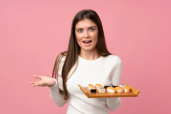 Chica Joven Con Sushi Sobre Fondo Rosa Aislado Con Expresión —  Fotos de Stock