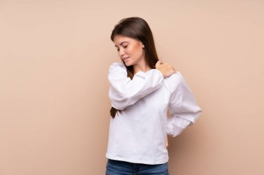 Tecrit edilmiş, omuz ağrısı çeken, çaba sarf ettiği için acı çeken genç bir kız.