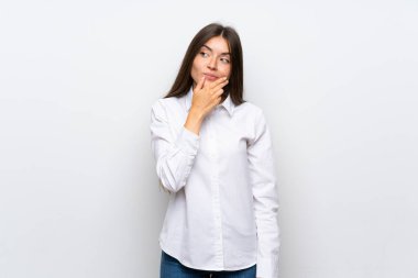 İzole beyaz arka plan üzerinde genç kadın bir fikir düşünme