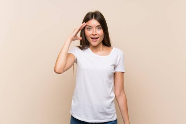 Tecrit edilmiş genç bir kız bir şeyin farkına vardı ve çözüme ulaşmaya çalışıyor.