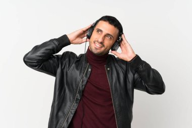 Genç adam, kulaklıklı cep telefonunu kullanarak izole edilmiş beyaz arka plan.