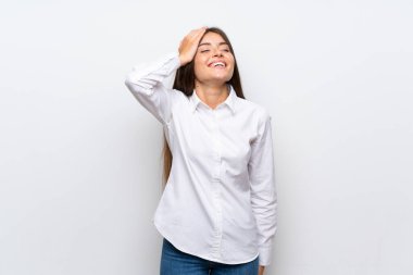 Genç kadın üzerinde izole beyaz arka plan gülüyor