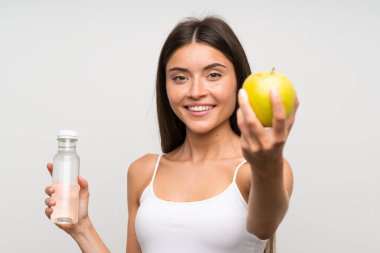 Bir elma ve bir şişe su ile Güzel genç kadın