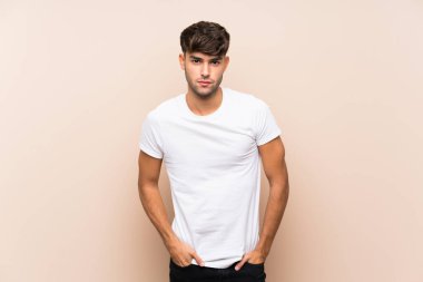 Tecrit edilmiş genç bir adam.