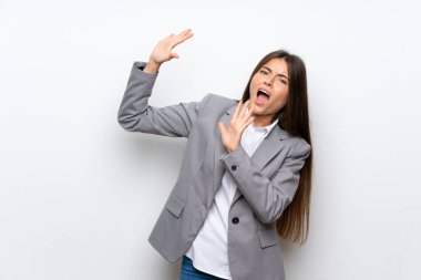 Soyutlanmış beyaz bir geçmişi olan genç iş kadını gergin ve korkmuş.