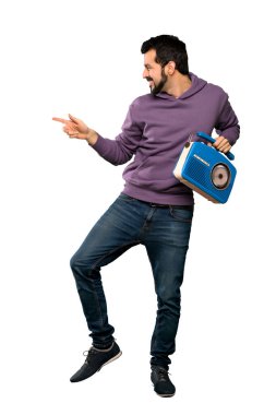 Bir radyo tutan kazak ile yakışıklı adam