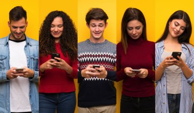 Cep telefonuyla mesaj gönderen bir grup insan