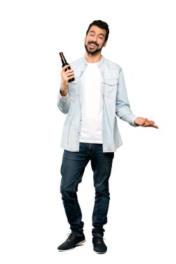 Sakal içme arı ile yakışıklı adam