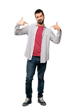 Sakallı, yakışıklı, gururlu ve kendini beğenmiş bir adamın izole edilmiş beyaz arka planı.