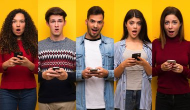 Bir grup insan şaşırdı ve bir mesaj gönderiyor.