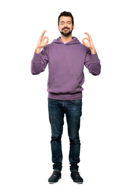 Zen tişörtlü yakışıklı bir adamın izole edilmiş beyaz arka planda pozu.