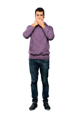 Tam uzunluklu çekim yakışıklı adam ile Sweatshirt kapsayan ağız üzerinde el ile izole beyaz arka plan