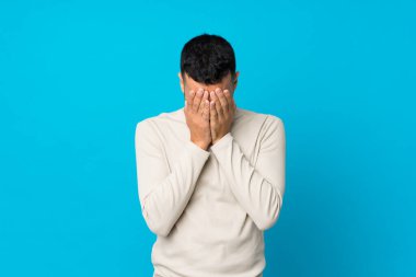 Soyutlanmış mavi bir geçmişi olan, yorgun ve hasta bir yüzü olan genç adam.