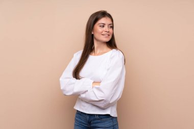 Kolları çapraz ve mutlu izole arka plan üzerinde genç kız