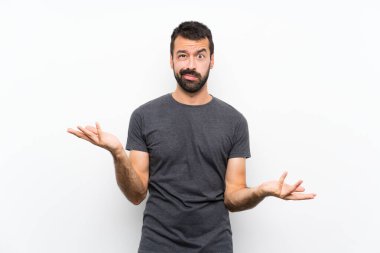 Soyutlanmış beyaz arka planı olan yakışıklı bir adam bir şeyi anlamadığı için mutsuz.