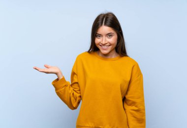 Kafkasyalı genç bir kadın, avucunun içinde hayali bir fotokopi makinesi tutuyor.