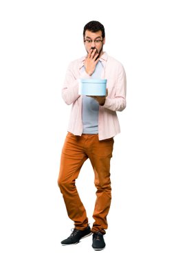 Bir hediye tutarak sakallı yakışıklı adam