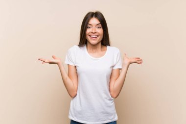 Yüzünde şok ifadesi olan, izole edilmiş genç bir kız.