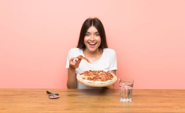 Bir masada pizza ile genç kadın