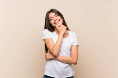 İzole edilmiş arka planda güzel bir genç kız gülümsüyor