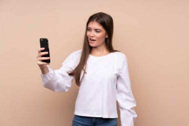 Izole arka plan üzerinde selfie yapma genç kız