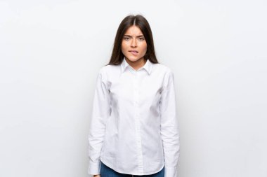 Izole beyaz arka plan üzerinde genç kadın şüpheleri olan ve yüz ifadesi karıştırmayın