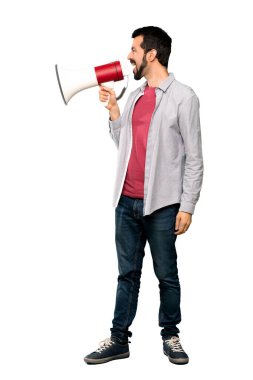 Tam uzunlukta bir megafon ile izole beyaz arka plan üzerinde bağırarak sakallı yakışıklı adam kadeh