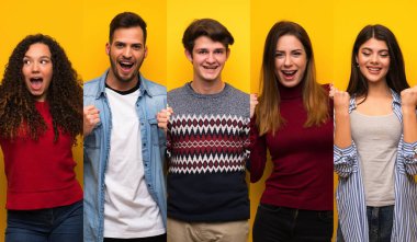 Bir grup insan galibiyet pozisyonunu kutluyor.