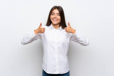 Izole beyaz arka plan üzerinde genç kadın jest kadar bir başparmak veren