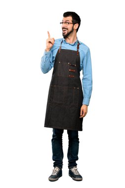Önlüklü Adam 'ın, izole edilmiş beyaz arka plan üzerinde parmağını kaldırarak çözümü gerçekleştirme niyetindeki tam uzunluktaki görüntüsü