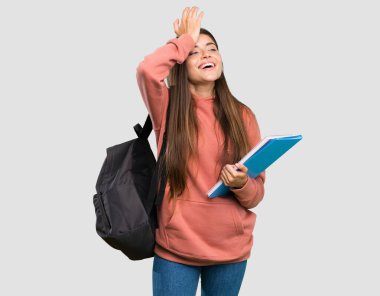 Not defterleri tutan genç bayan bir şey fark etti ve çözümü izole edilmiş gri arka planda arıyor.