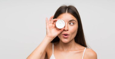 Nemlendirici ile Pretty genç kadın