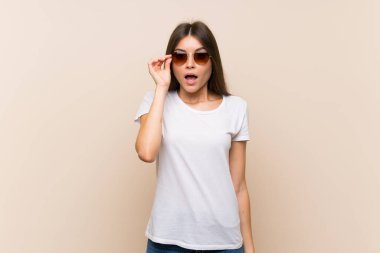 Gözlük ve şaşırttı ile izole arka plan üzerinde Pretty genç kız