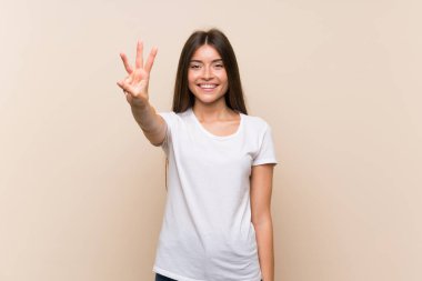 Tecrit edilmiş güzel bir genç kız mutlu ve parmaklarıyla üçe kadar sayıyor.