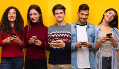 Cep telefonuyla mesaj gönderen bir grup insan