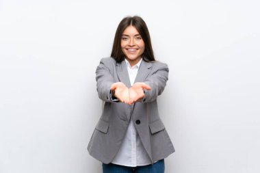 Bir reklam eklemek için avuç üzerinde copyspace hayali tutan izole beyaz arka plan üzerinde genç iş kadını