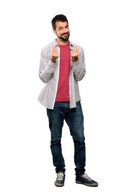 Sakallı yakışıklı bir adamın izole edilmiş beyaz arka planda para hareketi yaptığı uzun bir çekim.