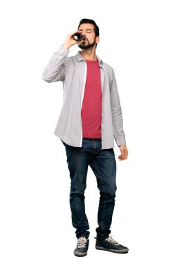 Sakal içme arı ile yakışıklı adam