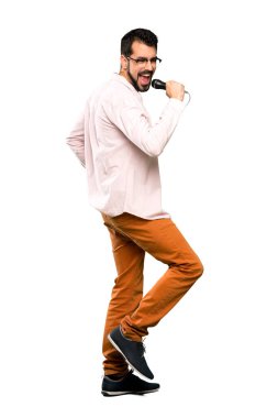 Sakal şarkı mikrofon ile yakışıklı adam