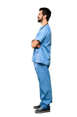 Cerrah doktorun, izole edilmiş beyaz arka planda yan pozisyonda tam boy çekimi.