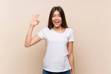 Tecrit edilmiş güzel bir genç kız şaşırmış ve iyi bir işaret gösteriyor.