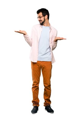 Sakallı yakışıklı bir adamın iki eli izole edilmiş beyaz arka planda, kopyalama alanı tutarken tam boy fotoğrafı.