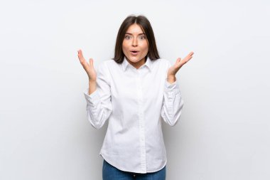 Yüzünde sürpriz ifade olan, izole edilmiş beyaz bir geçmişi olan genç kadın.