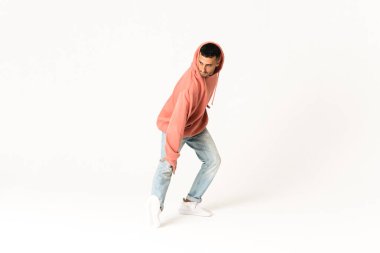 İzole beyaz arka planda sokak dansı yapan adam.