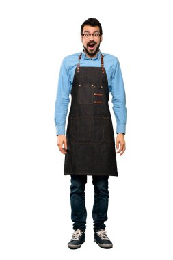 Adamın önlük ile izole beyaz arka plan üzerinde sürpriz yüz ifadesi ile tam uzunlukta atış