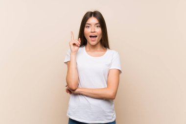 İzole edilmiş bir geçmişi olan genç ve güzel bir kız bir fikir düşünüyor.