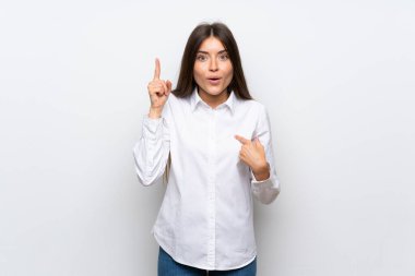 Yüzünde sürpriz ifade olan, izole edilmiş beyaz bir geçmişi olan genç kadın.